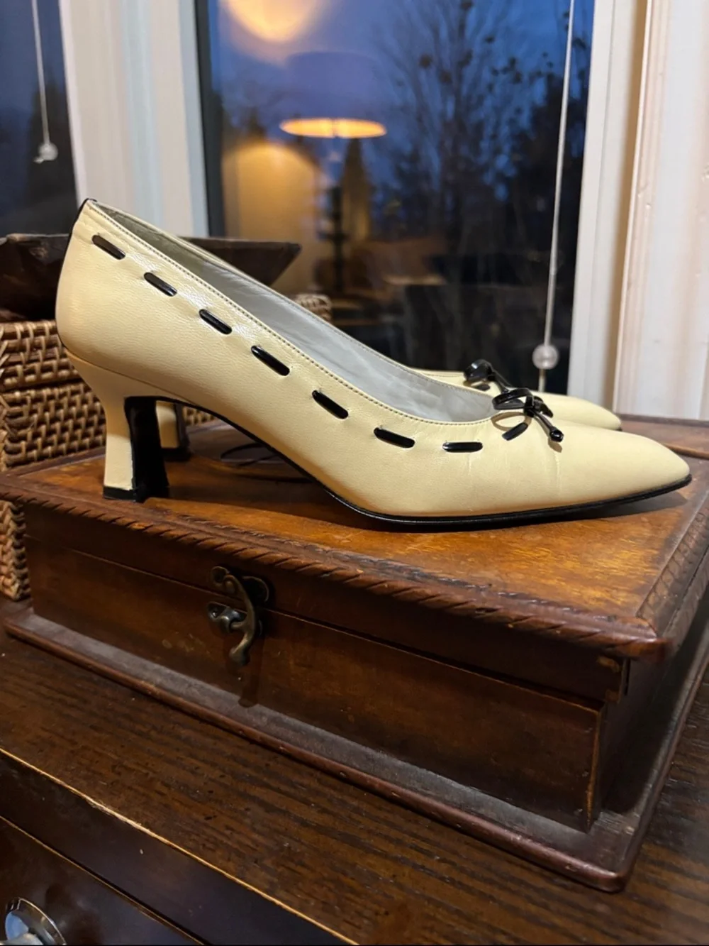Stuart Weitzman Vintage Cream Pointed-Toe Kitten Heels with Black Trim and Bow - Picture 8 of 10